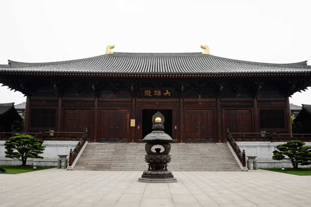 得過魯班獎的上海寶山寺，圖為其大雄殿，唐代建築風格，按全實木全榫卯的古法營造。