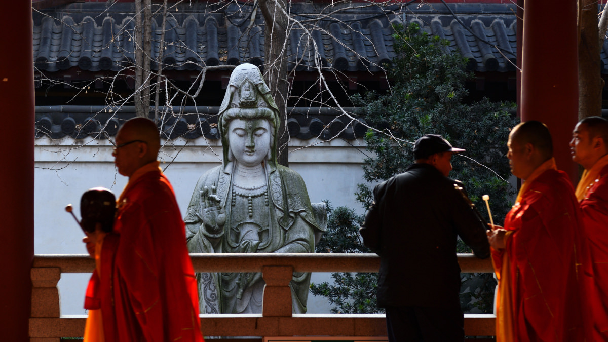 南翔寺西側後方有一個精緻的園林，觀音像立於池水、錦鯉、石橋間。